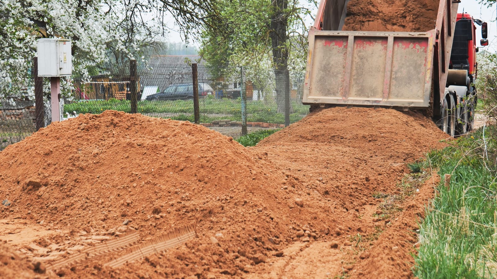 Kamion istovaruje pijesak za terenski rad